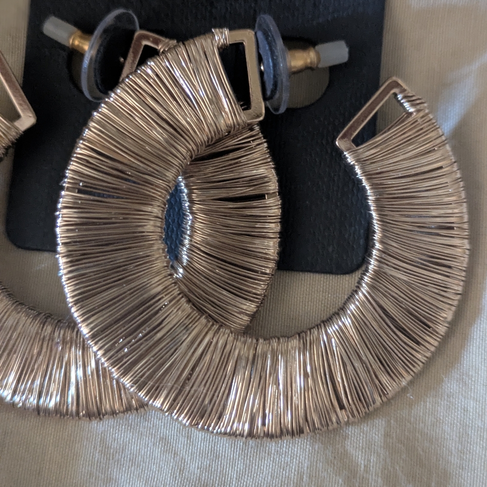 7 Days Of Goldtone Hoop Earrings Full Week Hoop & Circle Earrings NWT Ava Aiden - Picture 8 of 11